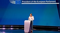 رئيسة البرلمان الأوروبي روبيرتا ميتسولا تتحدث خلال أول توقعات لنتائج التصويت في البرلمان الأوروبي في بروكسل، الأحد، 9 يونيو 2024
