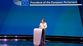 رئيسة البرلمان الأوروبي روبيرتا ميتسولا تتحدث خلال أول توقعات لنتائج التصويت في البرلمان الأوروبي في بروكسل، الأحد، 9 يونيو 2024