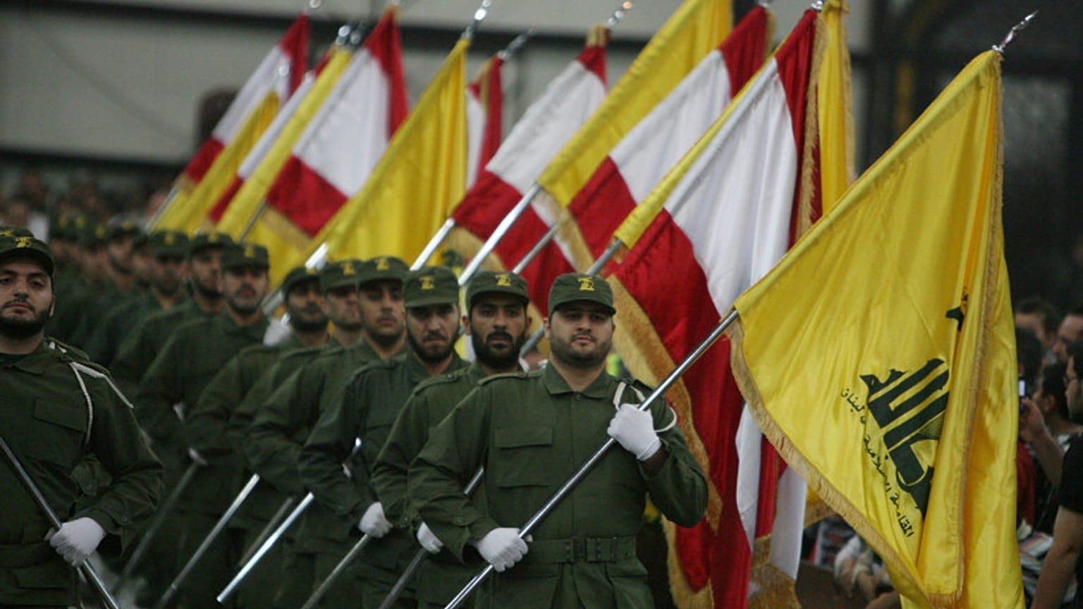 Hezbollah fegyveresek a szervezet zászlóival