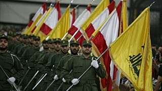Hezbollah fegyveresek a szervezet zászlóival