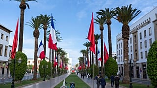شارع محمد الخامس قبل الزيارة الرسمية للرئيس الفرنسي إيمانويل ماكرون إلى المغرب، في العاصمة الرباط، الاثنين 28 أكتوبر 2024