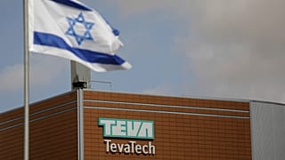 İsrail'in Neot Hovav kentindeki Teva İlaç fabrikası binasının önünde İsrail bayrağı dalgalanıyor