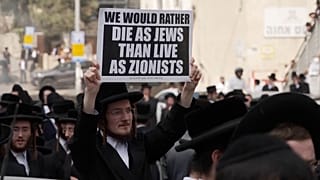 Des centaines d'hommes juifs ultra-orthodoxes ont manifesté jeudi devant le bureau d'enrôlement de l'armée israélienne à Jérusalem.