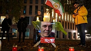 Un grupo de personas conmemora al iraní-alemán Jamshid Sharmahd durante una protesta tras su ejecución en Irán, cerca del Ministerio de Asuntos Exteriores en Berlín, Alemania.