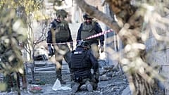 DOSYA FOTOĞRAFI - İsrail polisi bomba imha ekibi üyeleri, 29 Ekim 2024 tarihinde Lübnan'dan fırlatılan bir merminin ardından bir kişinin öldüğü yerde çalışıyor. 