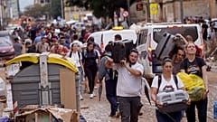Valensiya'daki Picaña, L'Alcúdia, Utiel ve Alfafar kasabalarının sakinleri, temizlik çalışmaları ile fırtınanın bıraktığı izleri silmeye çalışıyor. 