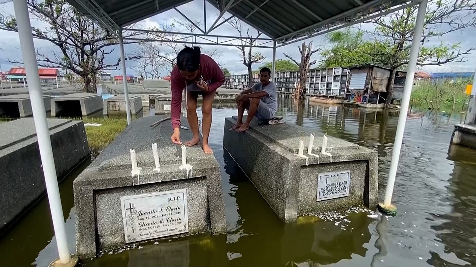 Des tombes ont été submergées dans le cimetière Holy Spirit Memorial Park à Masantol aux Philippines