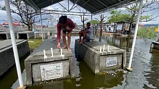 Des tombes ont été submergées dans le cimetière Holy Spirit Memorial Park à Masantol aux Philippines