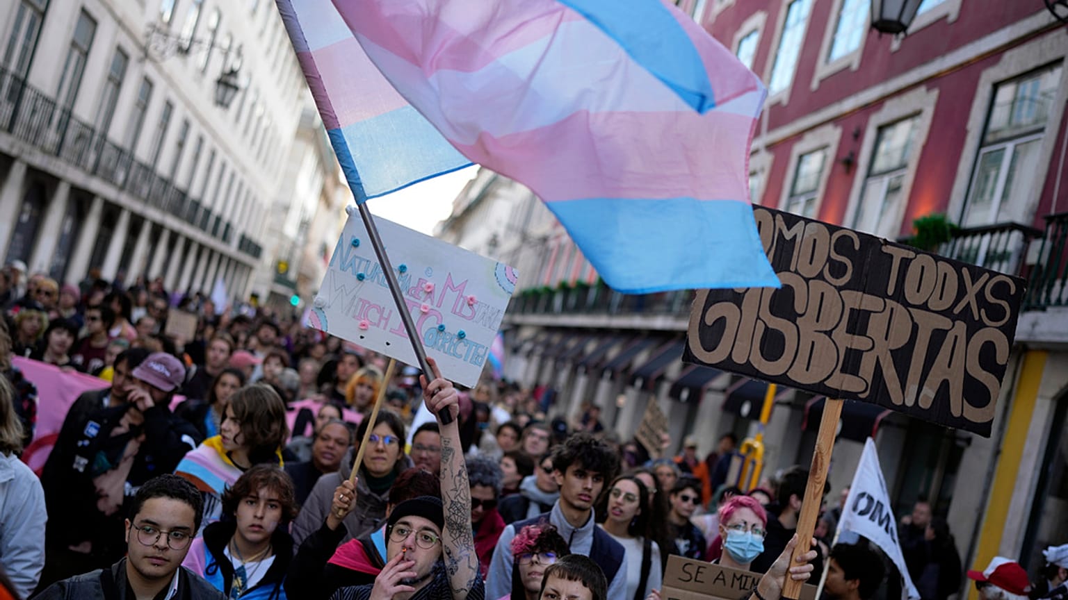 Países da UE entram em conflito com a OMS sobre os direitos dos transexuais e o acesso aos cuidados de saúde 