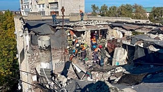 Οι διασώστες του ρωσικού Υπουργείου Έκτακτης Ανάγκης εργάζονται στο πλάι του κλονισμένου από έκρηξη αερίου πενταώροφου κτιρίου διαμερισμάτων στο Τσερκέσκ, 31 Οκτωβρίου 2024