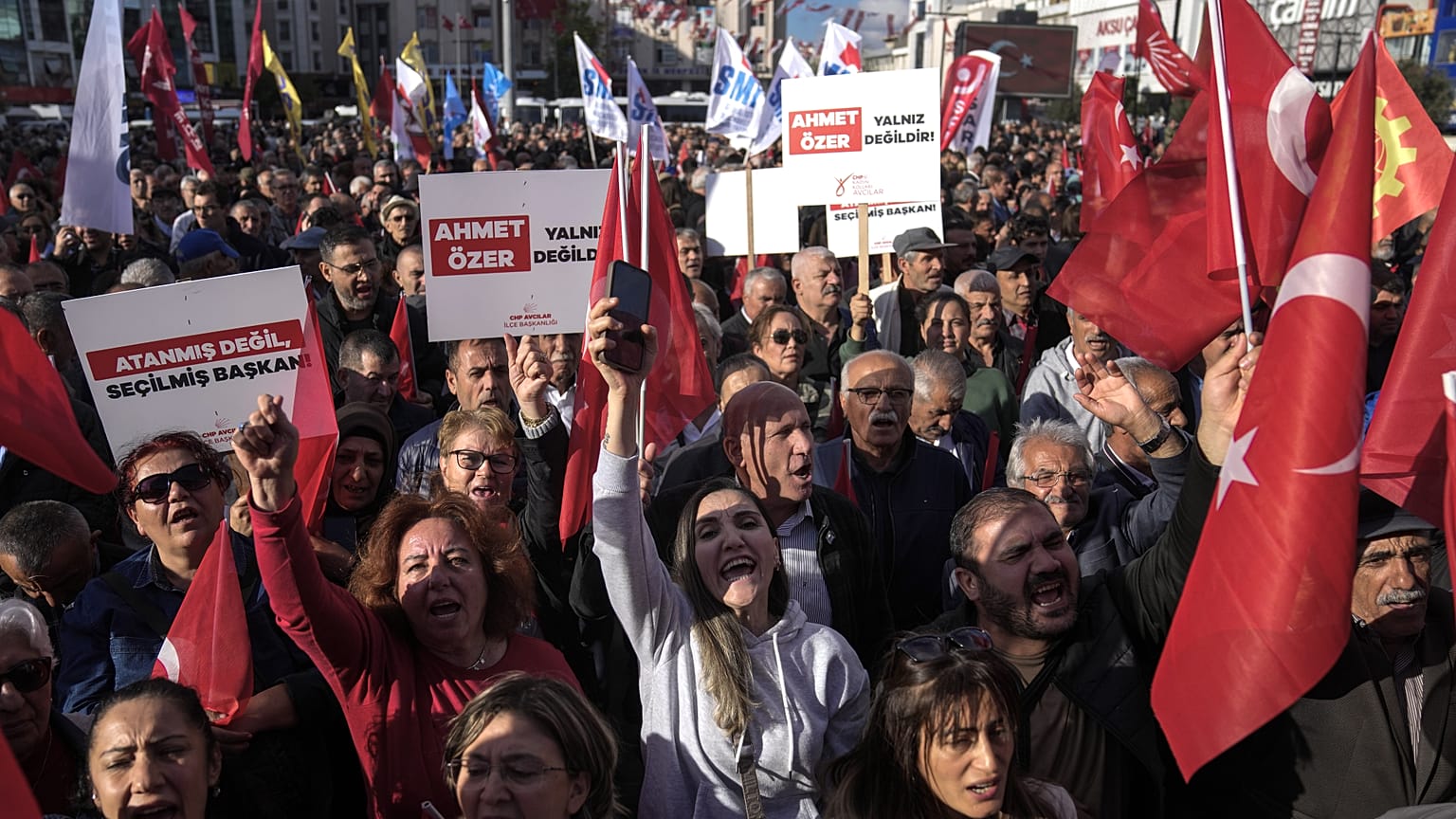 Tiltakozás a CHP egyik polgármesterének letartóztatása és hivatalából való eltávolítása ellen egy betiltott kurd militáns csoporttal való állítólagos kapcsolata miatt, 2024. október 31.