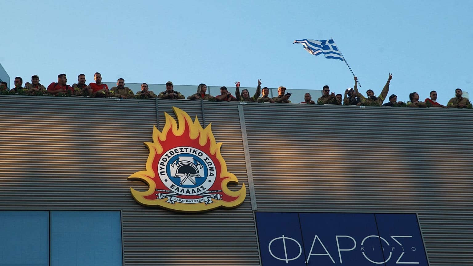 Εποχικοί πυροσβέστες έχουν ανέβει στην ταράτσα του κτιρίου του υπουργείου Κλιματικής Κρίσης και Πολιτικής Προστασίας κατά τη διάρκεια διαμαρτυρίας