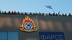Εποχικοί πυροσβέστες έχουν ανέβει στην ταράτσα του κτιρίου του υπουργείου Κλιματικής Κρίσης και Πολιτικής Προστασίας κατά τη διάρκεια διαμαρτυρίας