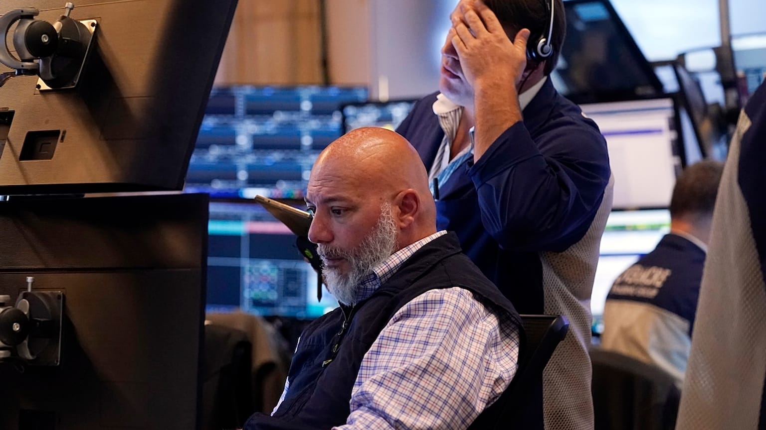 Immagini della biblioteca di una coppia di trader al lavoro sul pavimento della Borsa di New York