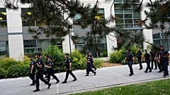 Polizei geht durch ein Viertel im Olympischen Dorf bei den Olympischen Sommerspielen 2024, Dienstag, 23. Juli 2024, in Paris, Frankreich