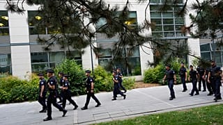 "Des centaines de personnes impliquées" dans la fusillade