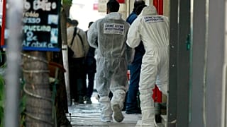 Άντρες της Αντιτρομοκρατικής υπηρεσίας ερευνούν τον χώρο μετά από την ισχυρή έκρηξη που σημειώθηκε το μεσημέρι της Πέμπτης σε διαμέρισμα στους Αμπελόκηπους