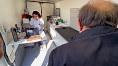 A máltaiak orvosi rendelőnek berendezett kisbusza belülről