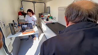 A máltaiak orvosi rendelőnek berendezett kisbusza belülről