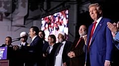 المرشح الجمهوري للرئاسة الأمريكية دونالد ترامب، ينظر إلى القادة المسلمين المحليين خلال تجمع انتخابي في معرض سوبربان كولكشن، السبت 26 أكتوبر/تشرين الأول 2024، في نوفي، ميشيغان