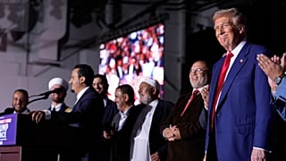 المرشح الجمهوري للرئاسة الأمريكية دونالد ترامب، ينظر إلى القادة المسلمين المحليين خلال تجمع انتخابي في معرض سوبربان كولكشن، السبت 26 أكتوبر/تشرين الأول 2024، في نوفي، ميشيغان
