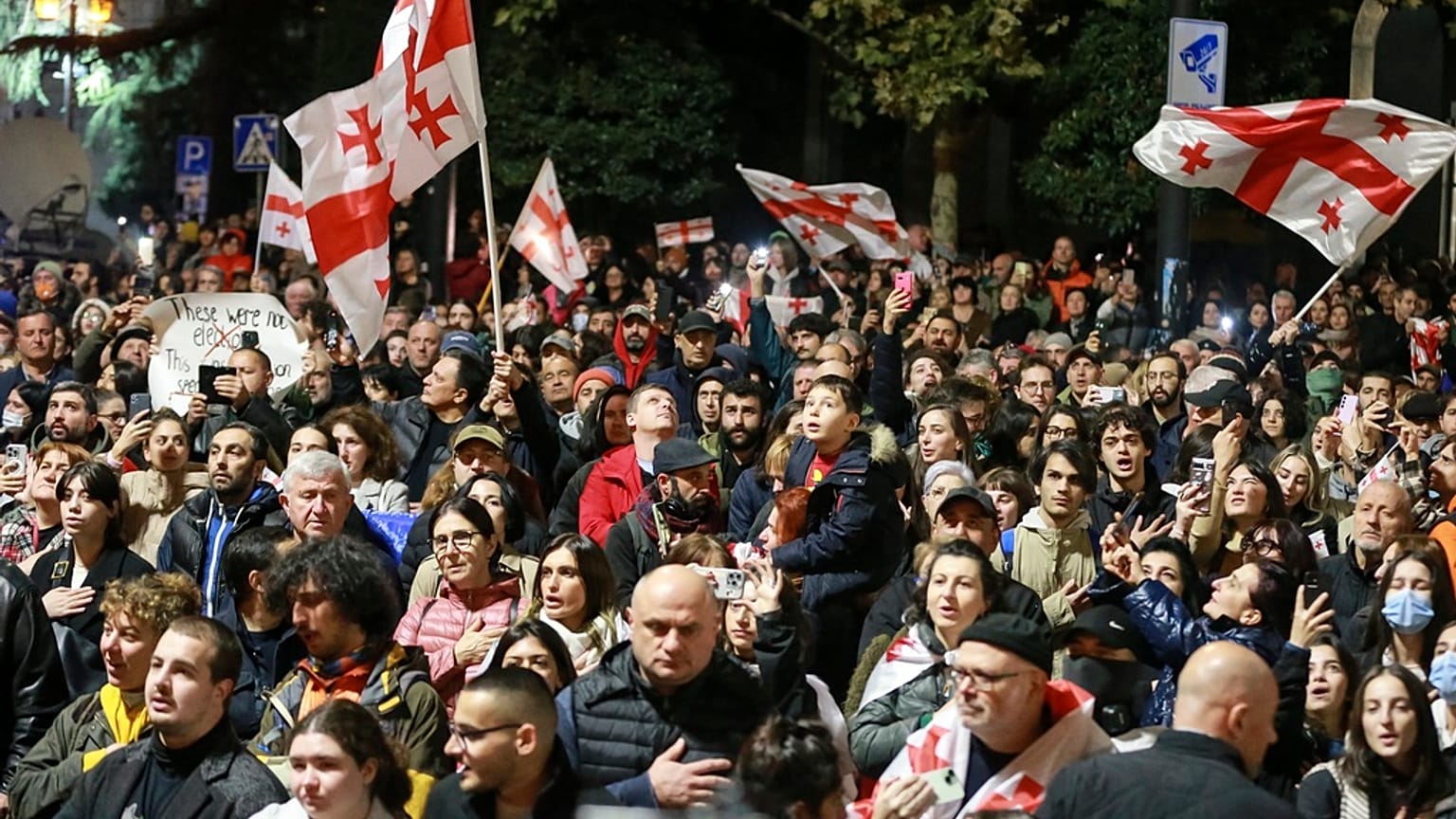 Göstericiler, Gürcistan'ın Tiflis kentinde seçim sonuçlarını protesto etmek için toplandı / 28 Ekim 2024 Pazartesi