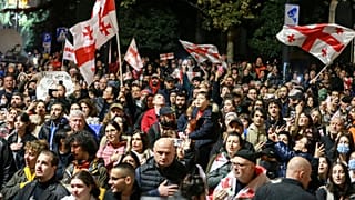 Göstericiler, Gürcistan'ın Tiflis kentinde seçim sonuçlarını protesto etmek için toplandı / 28 Ekim 2024 Pazartesi
