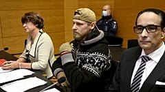Der russische Staatsbürger Yan Petrovsky, der auch unter dem Namen Voislav Torden (Mitte) bekannt ist, sitzt im Dezember 2023 vor dem Bezirksgericht Helsinki