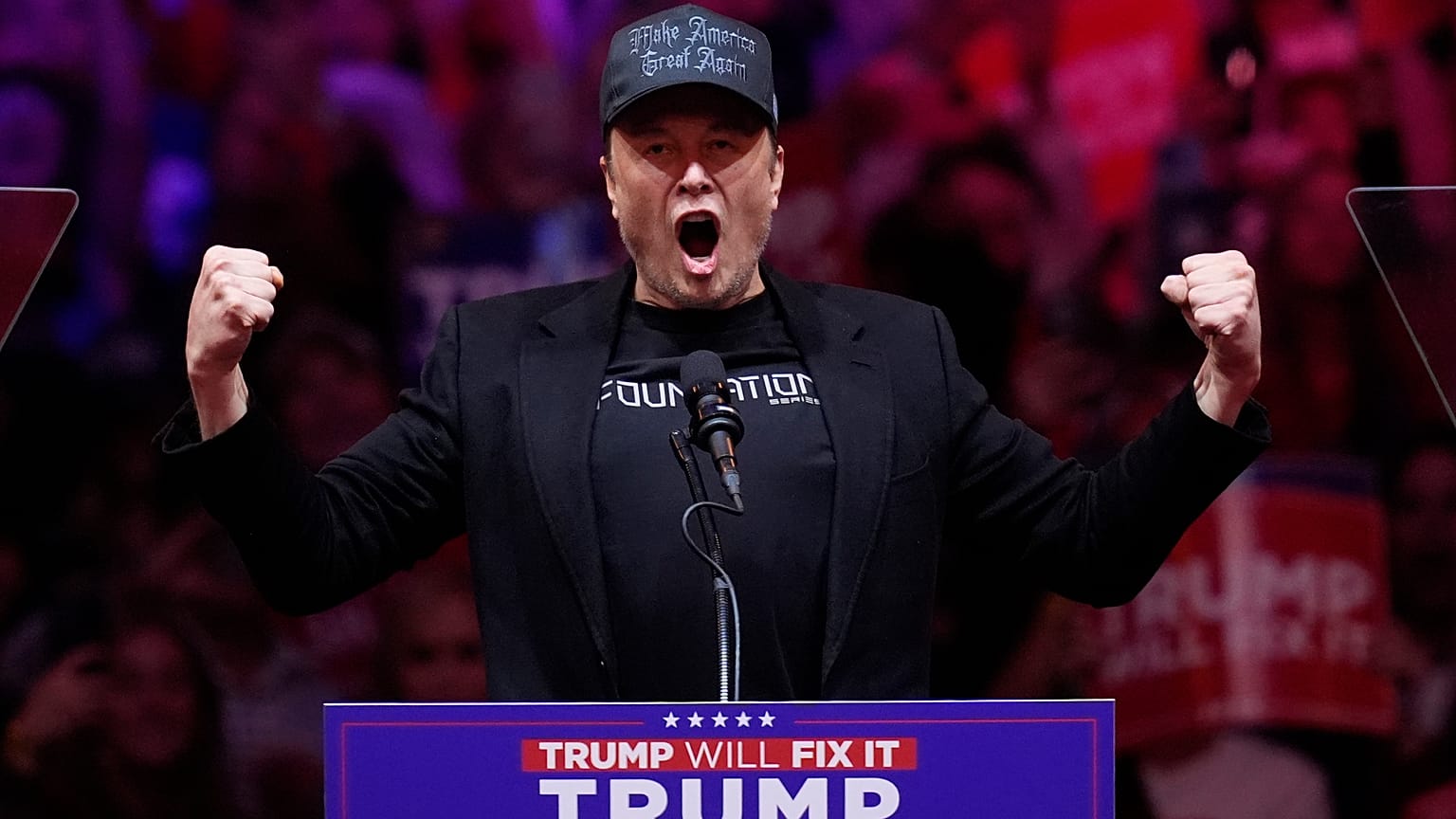 Elon Musk parla prima del candidato repubblicano alle presidenziali, l'ex presidente Donald Trump, durante un comizio elettorale al Madison Square Garden, domenica 27 ottobre 2024, a New York.
