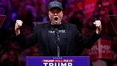 Elon Musk, New York'taki Madison Square Garden'da düzenlenen bir mitingde Donald Trump'tan önce konuşma yapıyor, 27 Ekim 2024