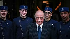 Mısırlı işadamı ve Ritz'in sahibi Muhammed Al Fayed, 27 Haziran 2016 Pazartesi günü Paris'te otel çalışanlarıyla birlikte poz veriyor.