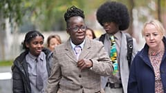 Rosamund Adoo-Kissi-Debrah, (Ortada), Çevre Bakanı Emma Hardy ile görüştükten sonra Kerry Jack ve çocuklarıyla birlikte yürüyor, 31 Ekim 2024