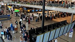 Viajeros esperan en largas colas para facturar y embarcar en vuelos en el aeropuerto Schiphol de Ámsterdam, Países Bajos, martes 21 de junio de 2022.