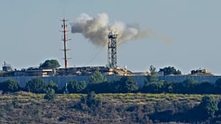 دخان يتصاعد من داخل موقع للجيش الإسرائيلي يتعرض للقصف من قبل حزب الله كما يظهر من طيرحرفا، جنوب لبنان