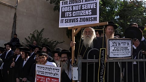Ultraorthodoxe jüdische Männer halten Transparente während eines Protestes gegen die Einberufung in die israelische Armee.