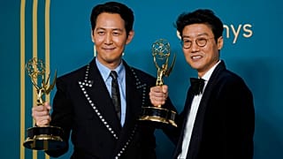 2022 Emmy Ödüllerinde Lee Jung-jae (S) en iyi aktör ve Hwang Dong-hyuk en iyi yönetmen ödülünü alırken.