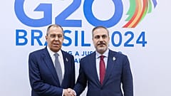 Rusya Dışişleri Bakanı Sergey Lavrov, Brezilya'da düzenlenen G20 zirvesinde, Türkiye Dışişleri Bakanı Hakan Fidan ile beraber, 22 Şubat 2024