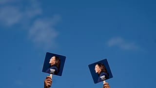Demokrat Parti'nin New York'taki bir mitingde Kamala Harris'in destekçileri fotoğrafının yer aldığı pankartı taşıyor, 30 Ekim 2024