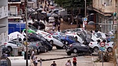 خودروها در سیل والنسیا در اسپانیا، ۳۱ اکتبر ۲۰۲۴