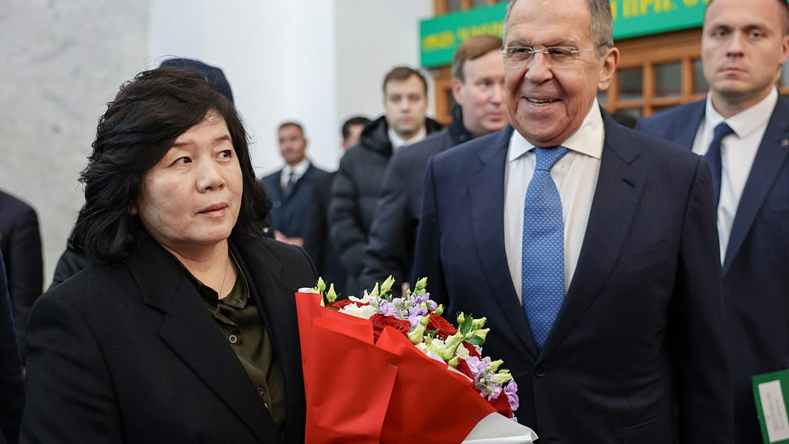 Ministra de Exteriores norcoreana con su homólogo ruso. 