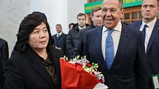 Ministra de Exteriores norcoreana con su homólogo ruso. 