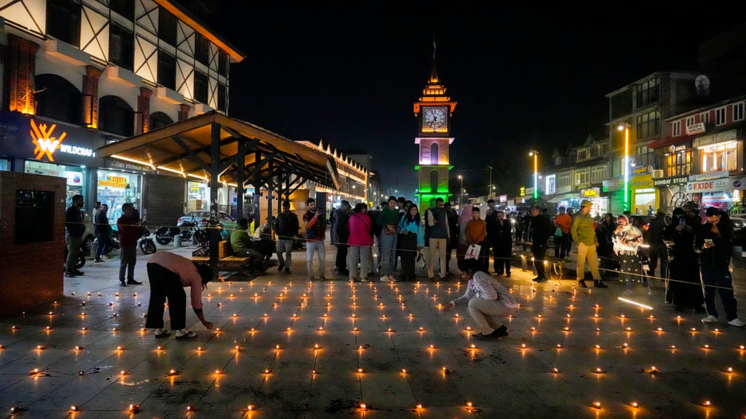 I turisti accendono lampade ad olio per le celebrazioni del Diwali, Srinagar, India