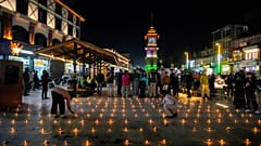 I turisti accendono lampade ad olio per le celebrazioni del Diwali, Srinagar, India