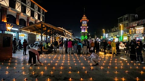 I turisti accendono lampade ad olio per le celebrazioni del Diwali, Srinagar, India