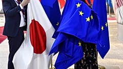 Brüksel'deki Avrupa Konseyi binasında Avrupa Birliği ve Japon bayrakları görülüyor