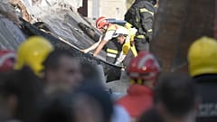 Rettungskräfte suchen nach dem Einsturz eines Daches auf einem Bahnhof in Novi Sad nach Opfern, 1. November 2024