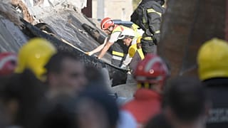 Rettungskräfte suchen nach dem Einsturz eines Daches auf einem Bahnhof in Novi Sad nach Opfern, 1. November 2024
