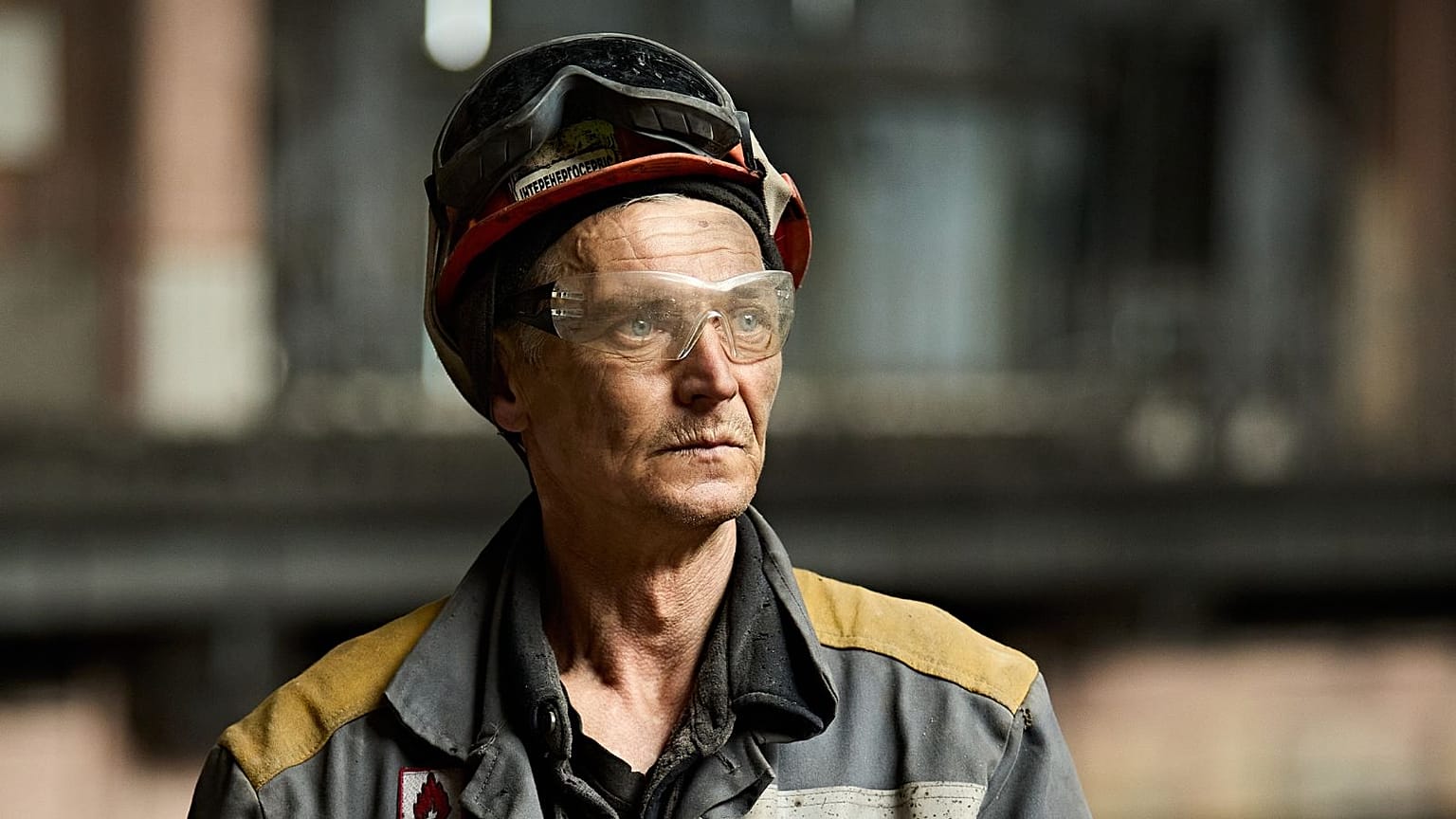 Yury, montador que repara equipos de turbinas de vapor-gas.