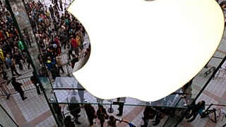  In questa foto di archivio di sabato 20 ottobre 2012, i dipendenti applaudono i clienti che entrano in un Apple Store appena inaugurato a Pechino. 