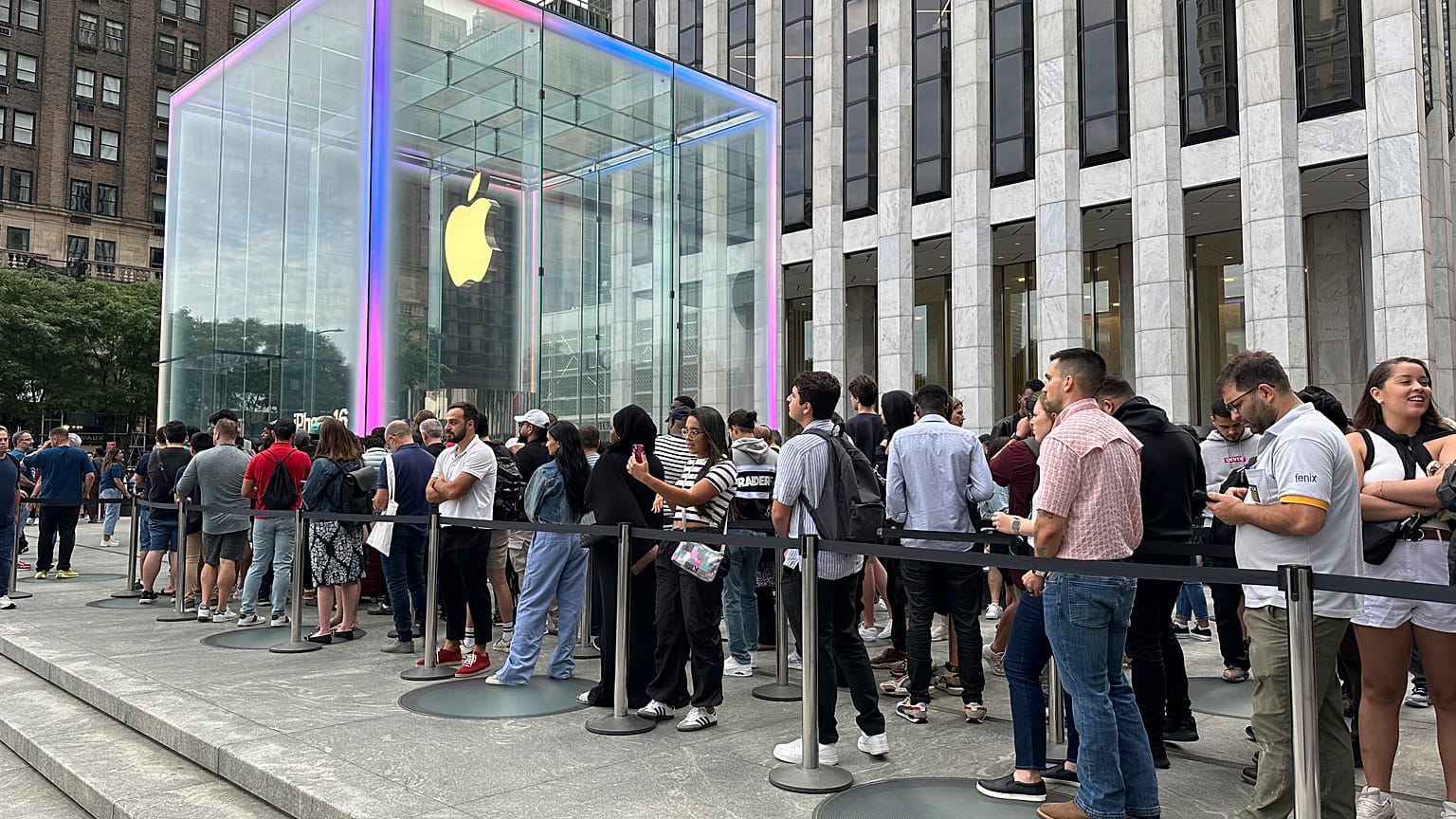 Des clients de l'Apple Store de la 5e avenue à New York font la queue pour acheter l'iPhone 16, le 20 septembre 2024.